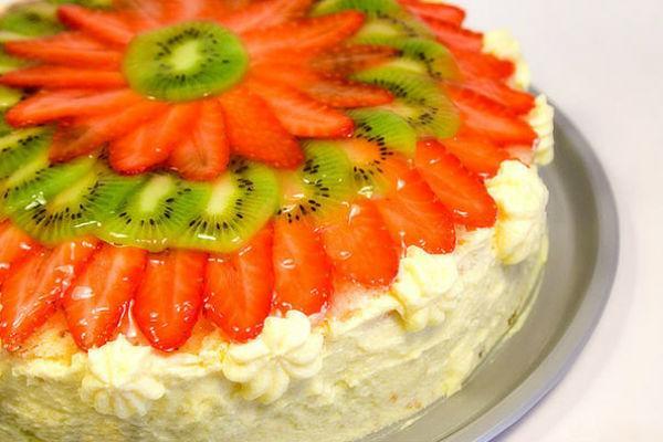 Как украсить торт фруктами 3
