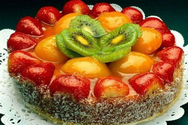 Как украсить торт фруктами 4