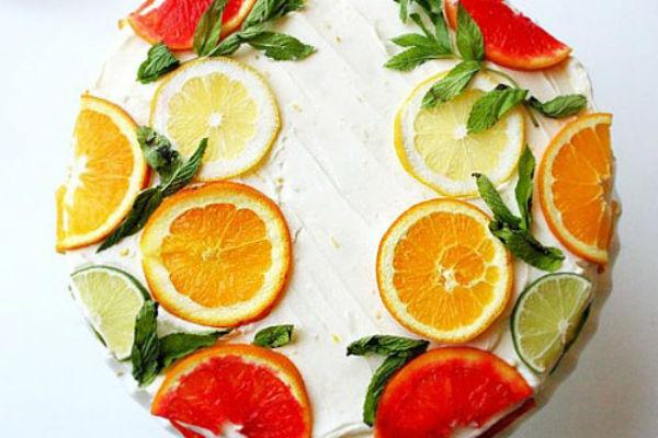 Как украсить торт фруктами 5