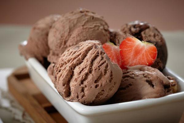 Шоколадное мороженое с клубникой
