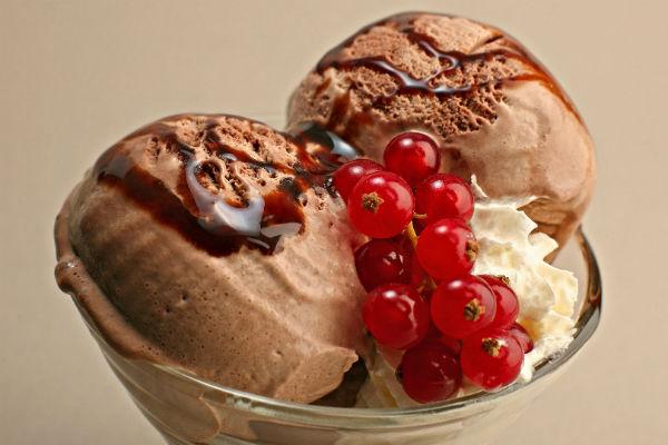 Шоколадное мороженое с красной смородиной