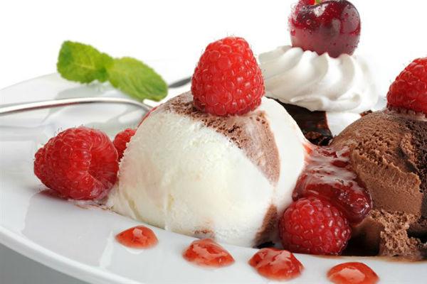 Мороженое ванильное с шоколадом и малиной