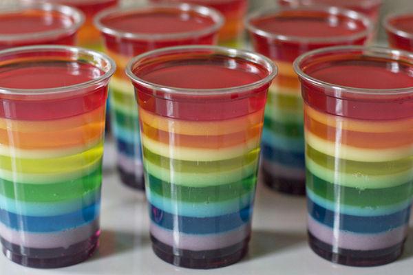 Разноцветное желе в стакане