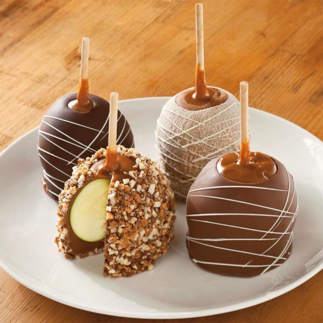 Готовые яблочки в шоколадной глазури, украшенные разными посыпками.