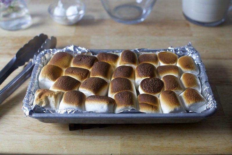 Маршмеллоу в духовке с шоколадом и печеньем