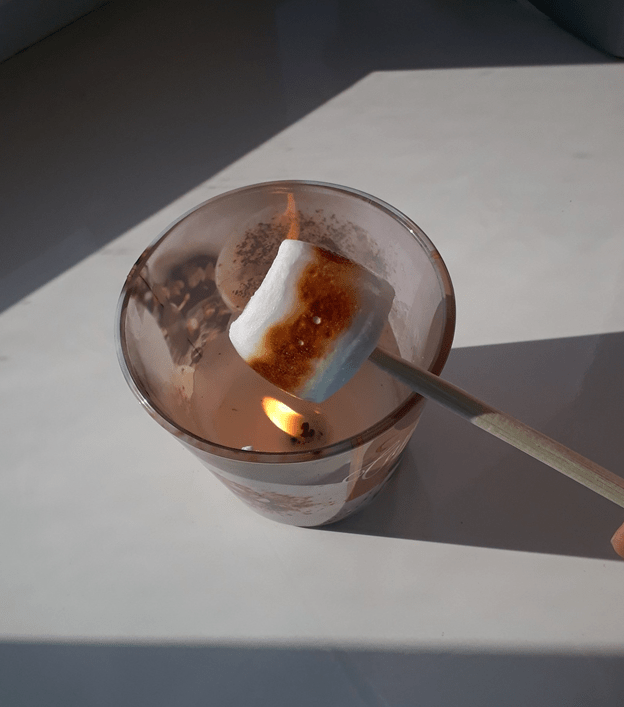 Способы жарки маршмеллоу - на свече - фото