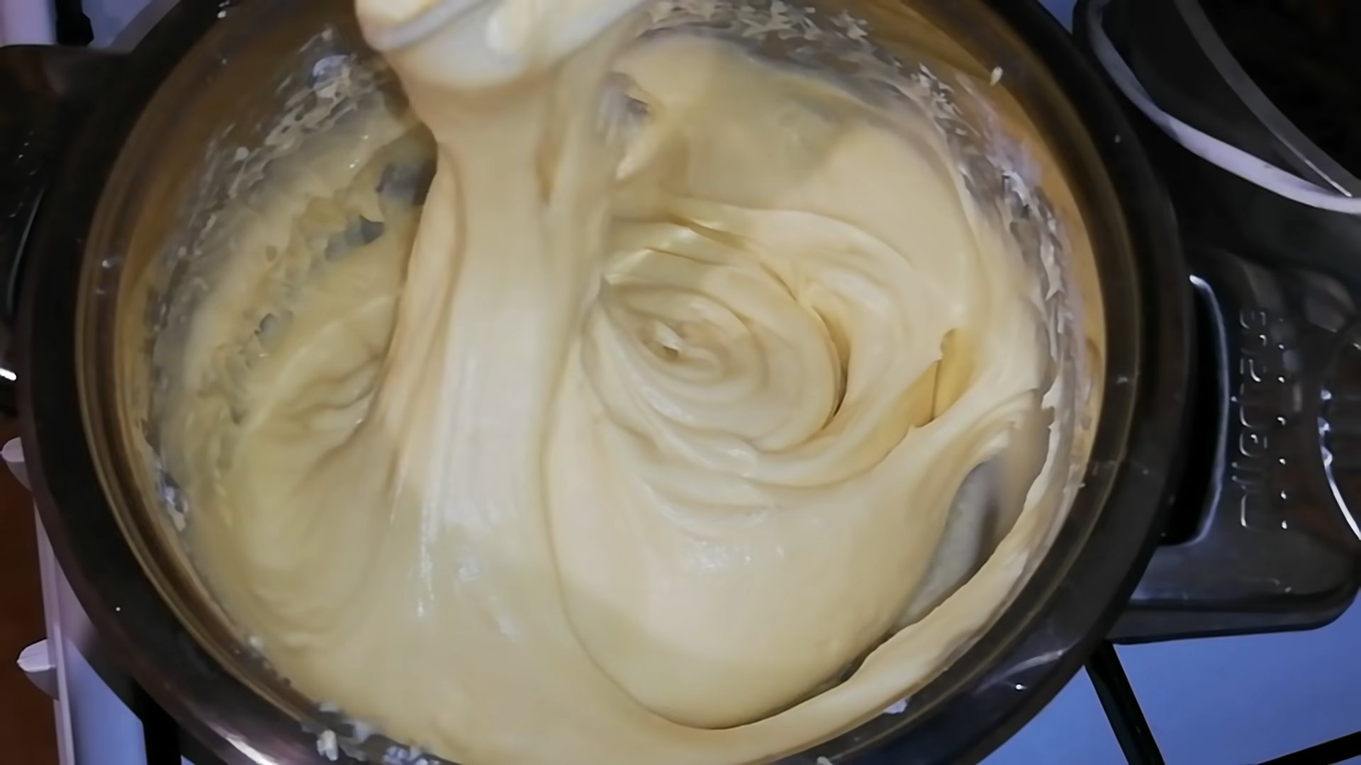 Рецепт - Густой крем «Пломбир» для выравнивания торта - шаг 4-2