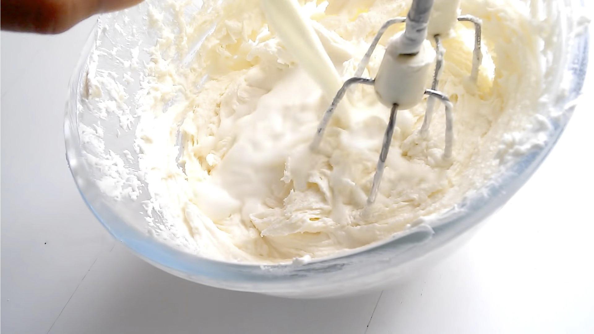 Рецепт - Масляный крем для украшения капкейков сверху  - шаг 5