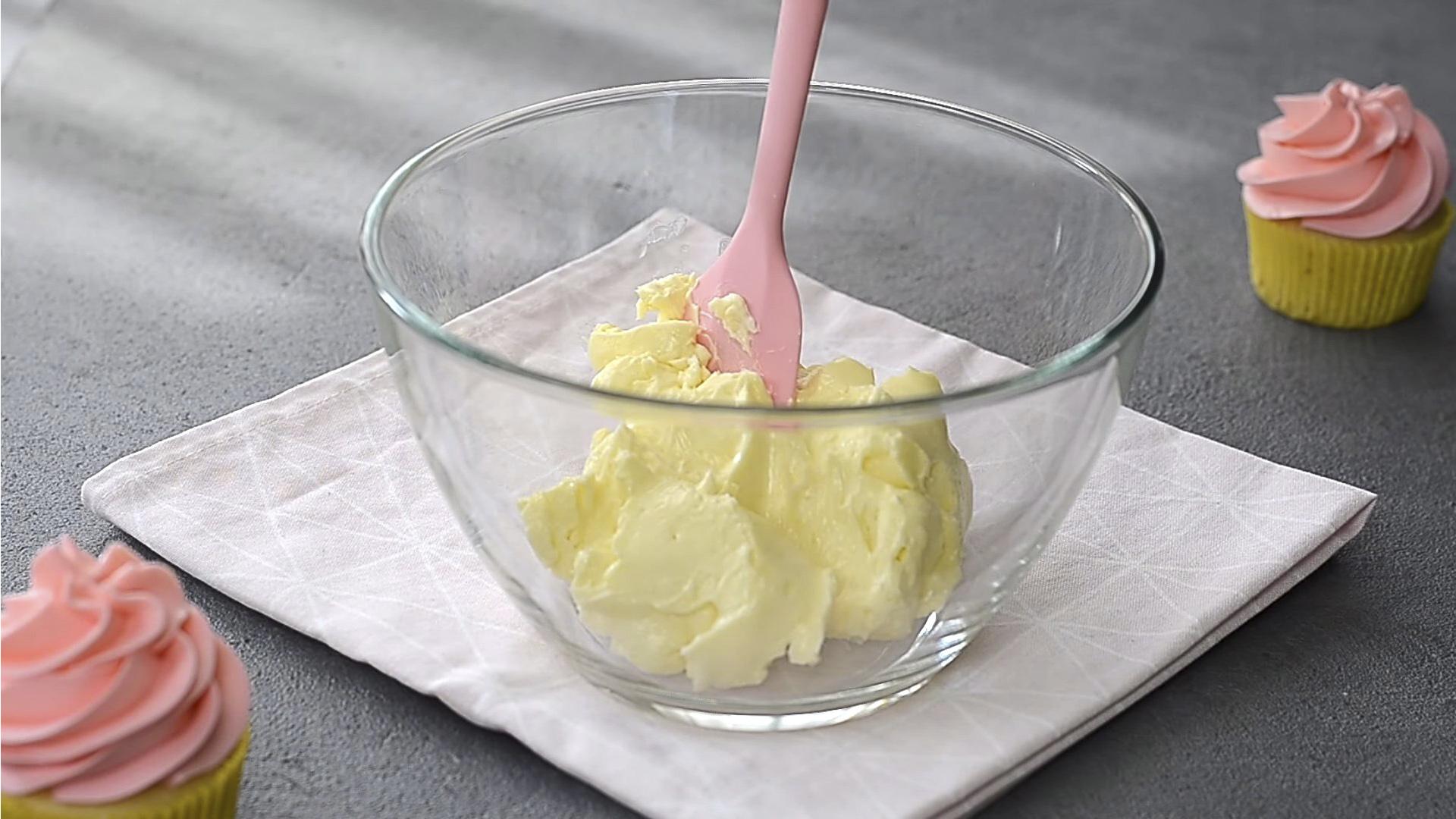 Рецепт - Масляный крем для украшения торта цветами — шаг 1