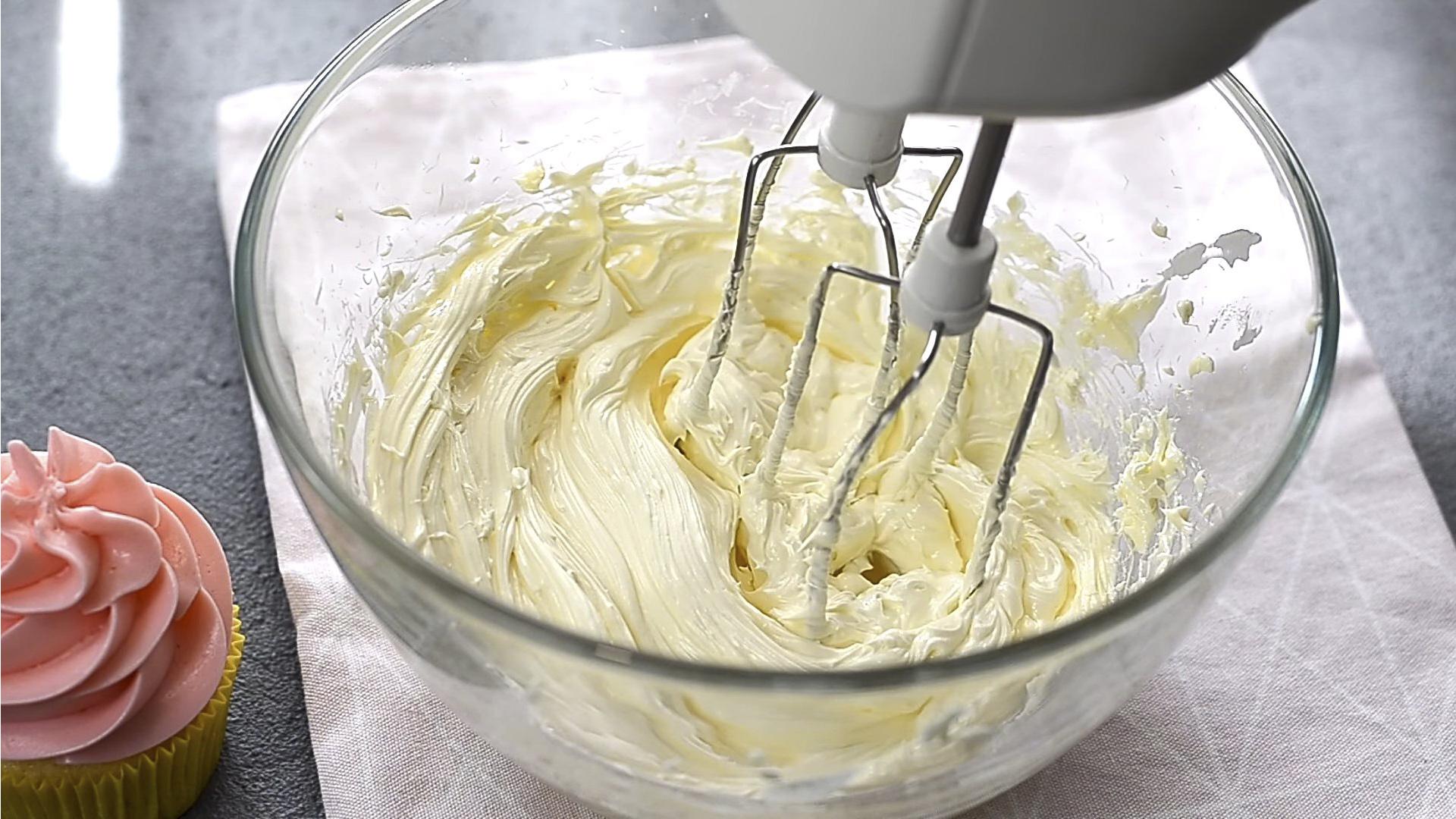 Рецепт - Масляный крем для украшения торта цветами — шаг 2-2