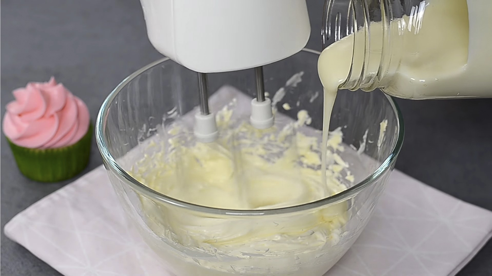 Рецепт - Масляный крем для украшения торта цветами — шаг 3