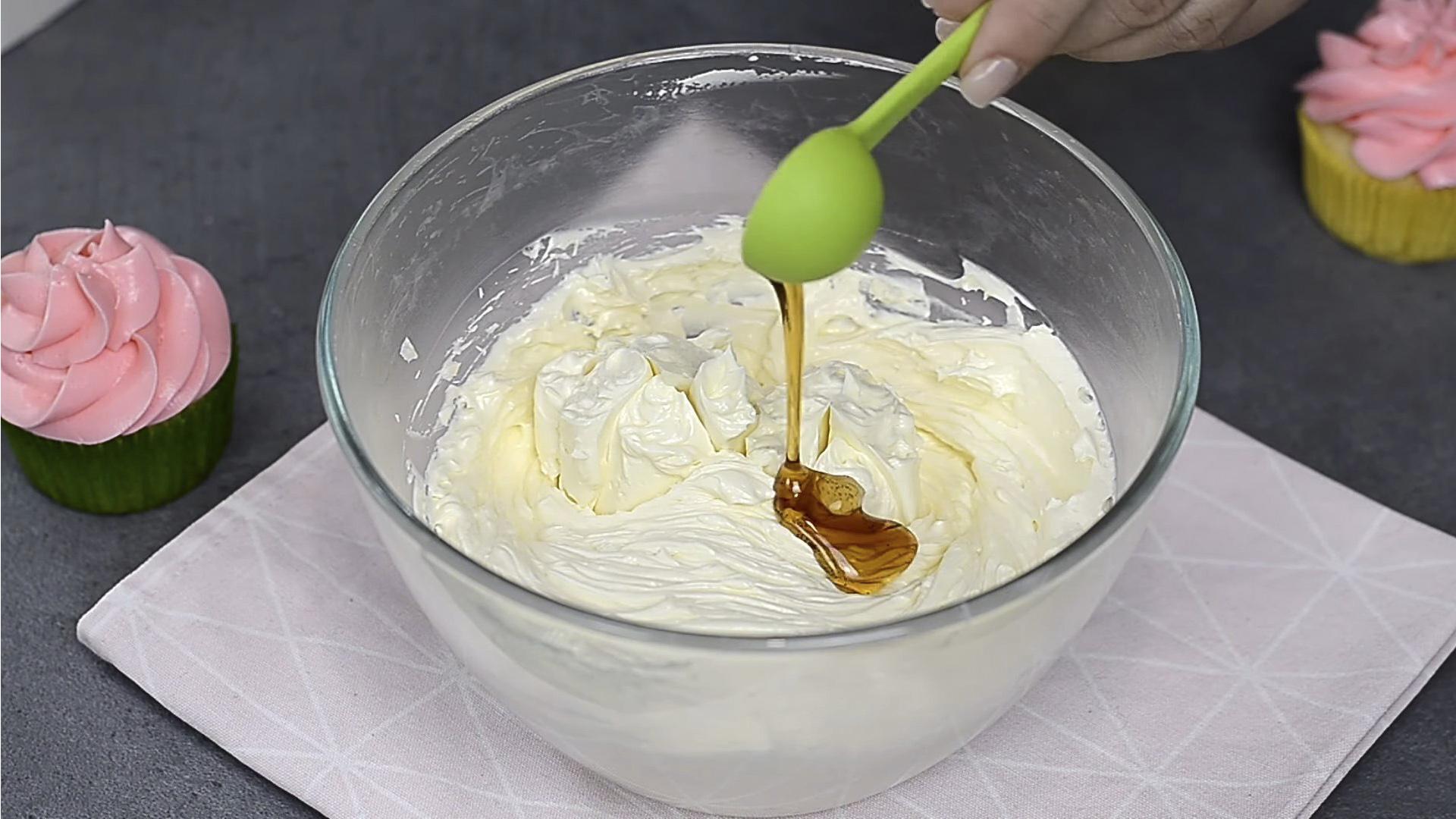 Рецепт - Масляный крем для украшения торта цветами — шаг 4