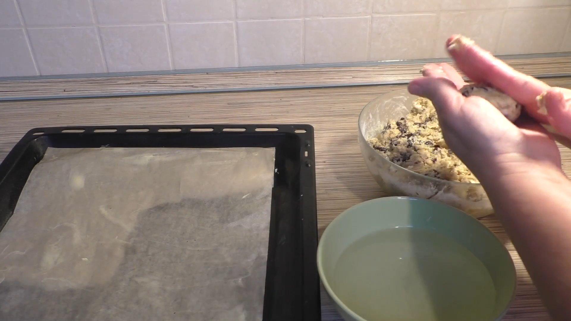 Рецепт - Вкуснейшее овсяное печенье с орехами и изюмом - шаг 5