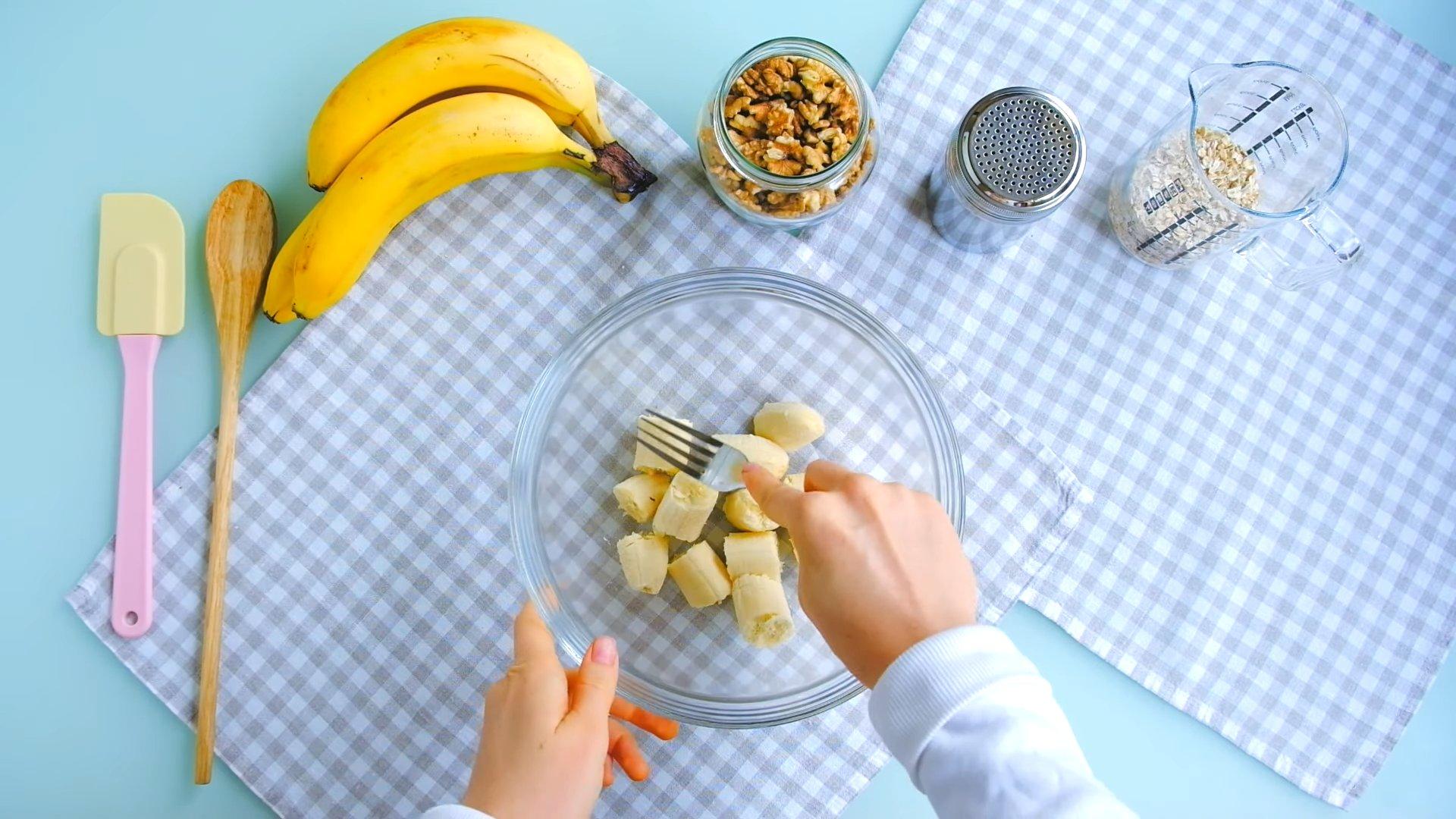Рецепт - Диетическое овсяное печенье из овсяных хлопьев с бананом - шаг 2-1