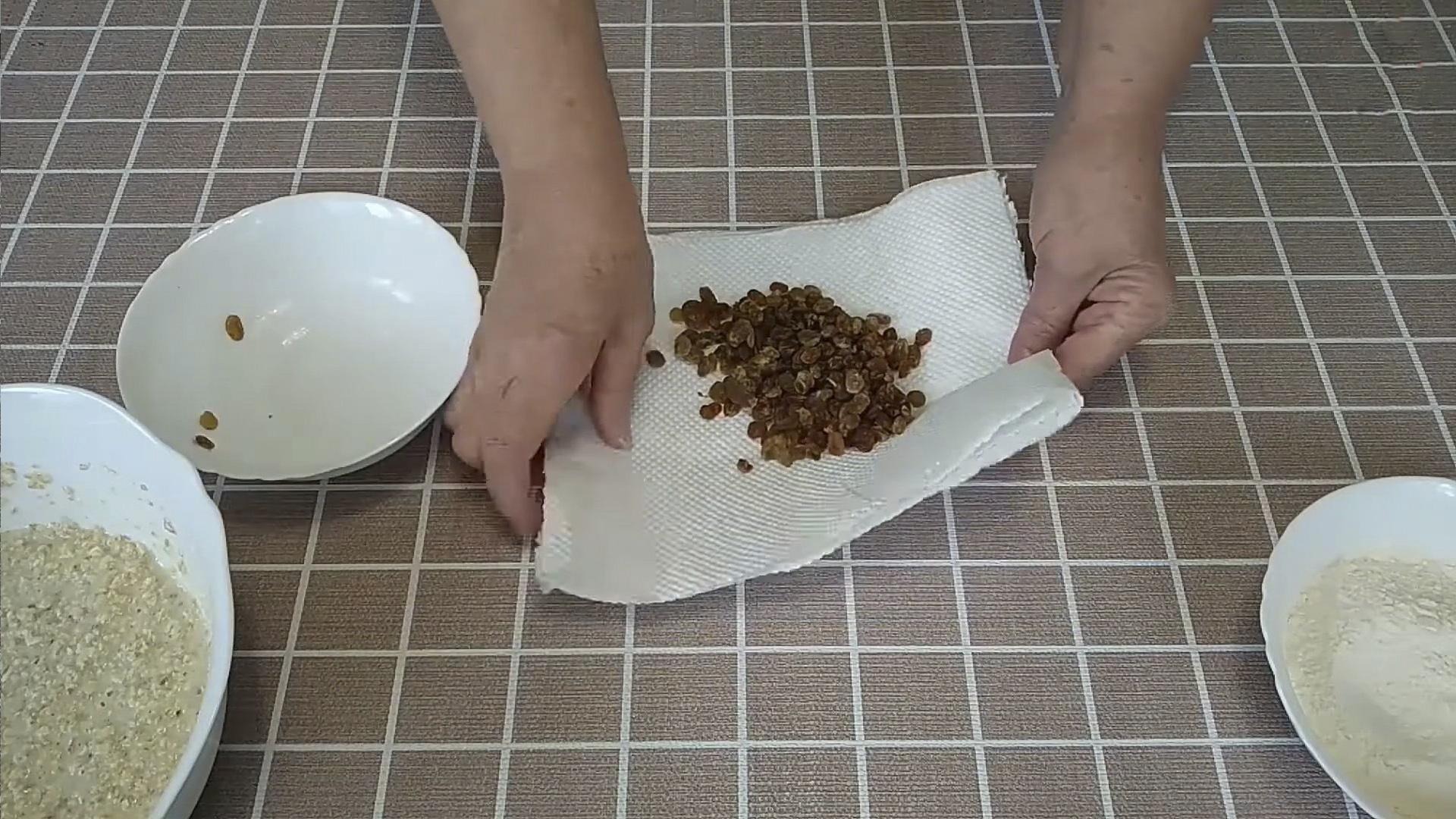 Рецепт - Очень вкусное овсяное печенье на кефире с изюмом - шаг 6-1
