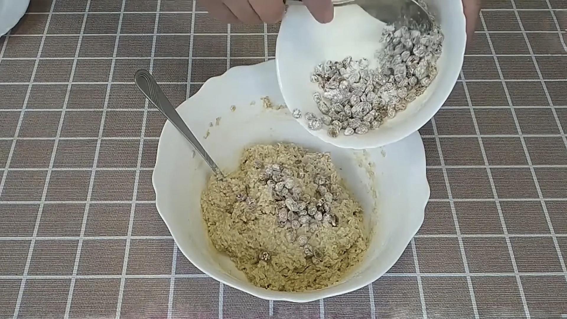 Рецепт - Очень вкусное овсяное печенье на кефире с изюмом - шаг 8-1