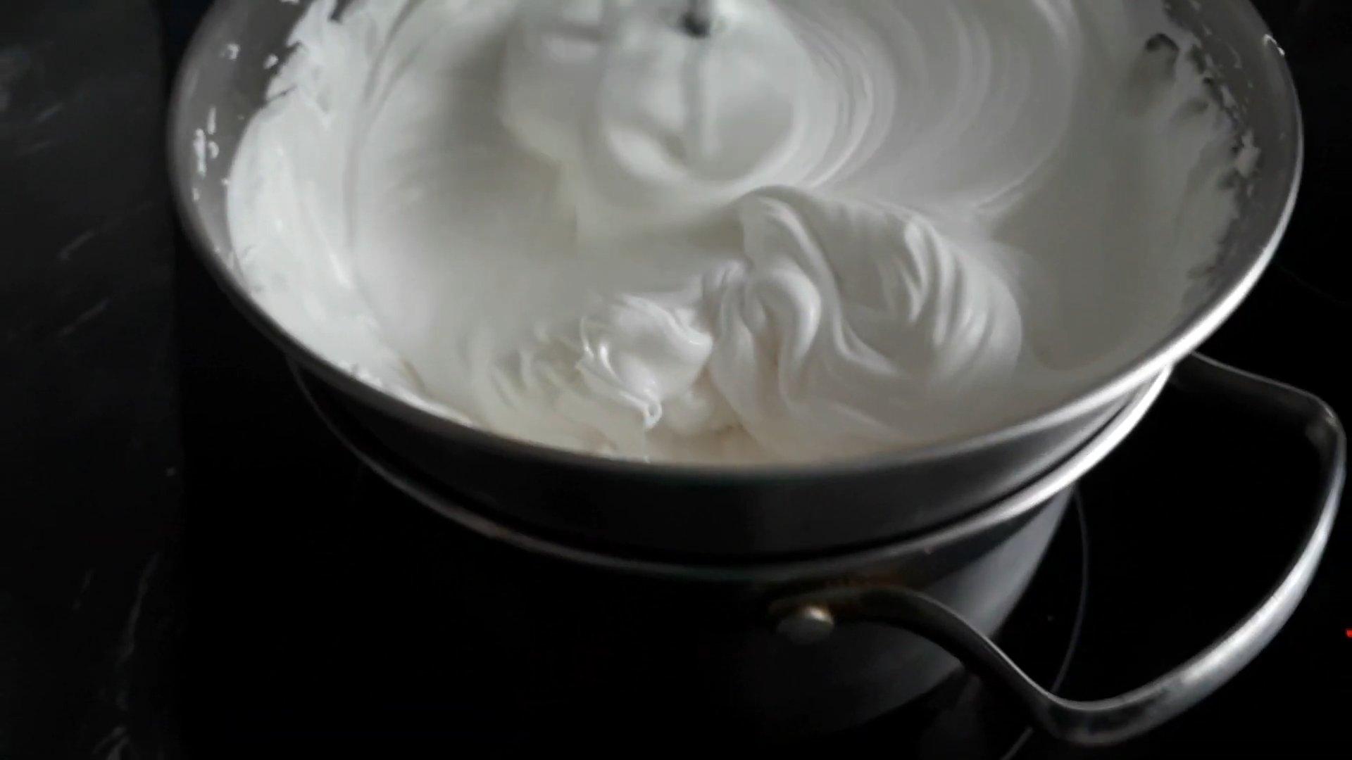 Рецепт - Белковый крем с сахарной пудрой и ванилином - шаг 5