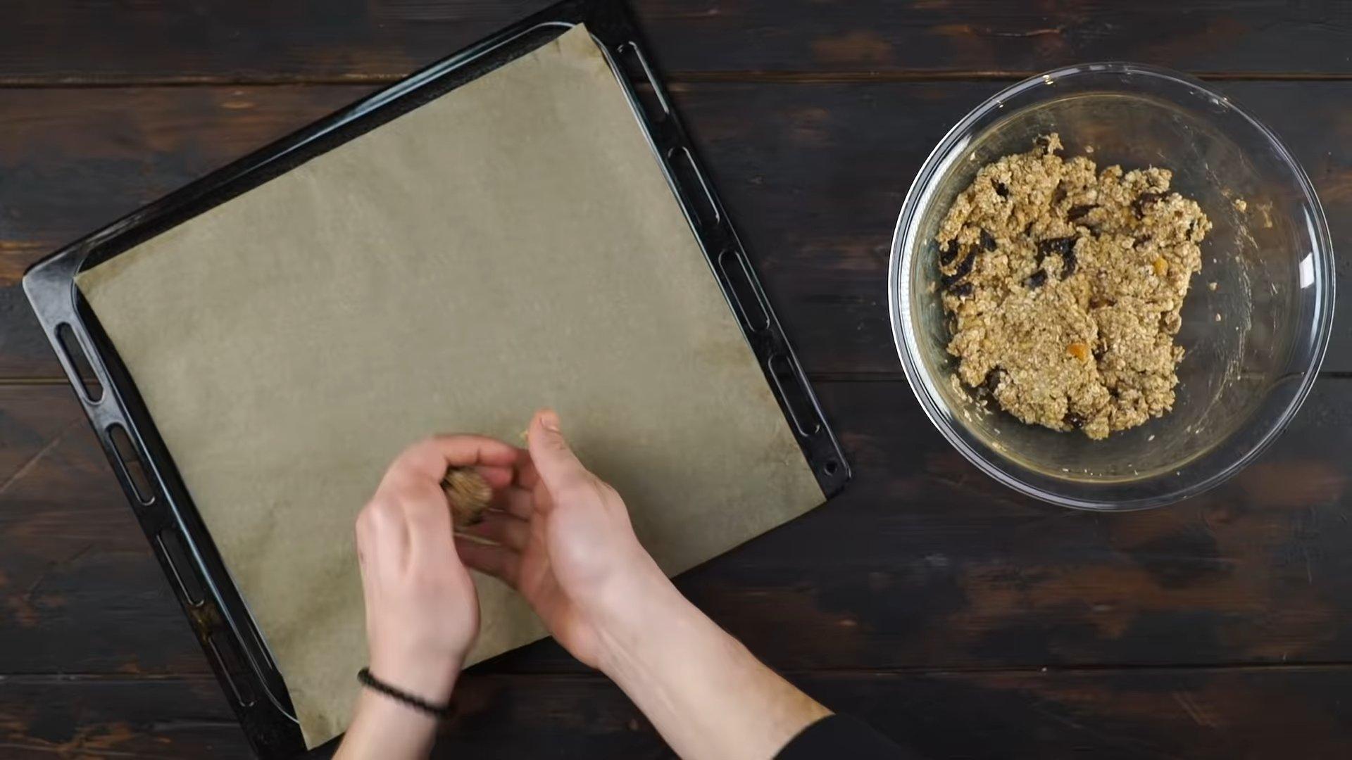 Рецепт - Полезное овсяное печенье с сухофруктами и орехами - шаг 6