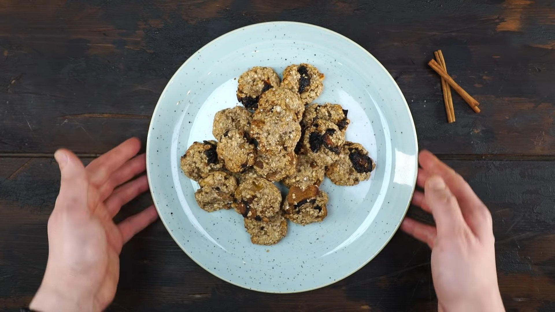 Рецепт - Полезное овсяное печенье с сухофруктами и орехами - шаг 7