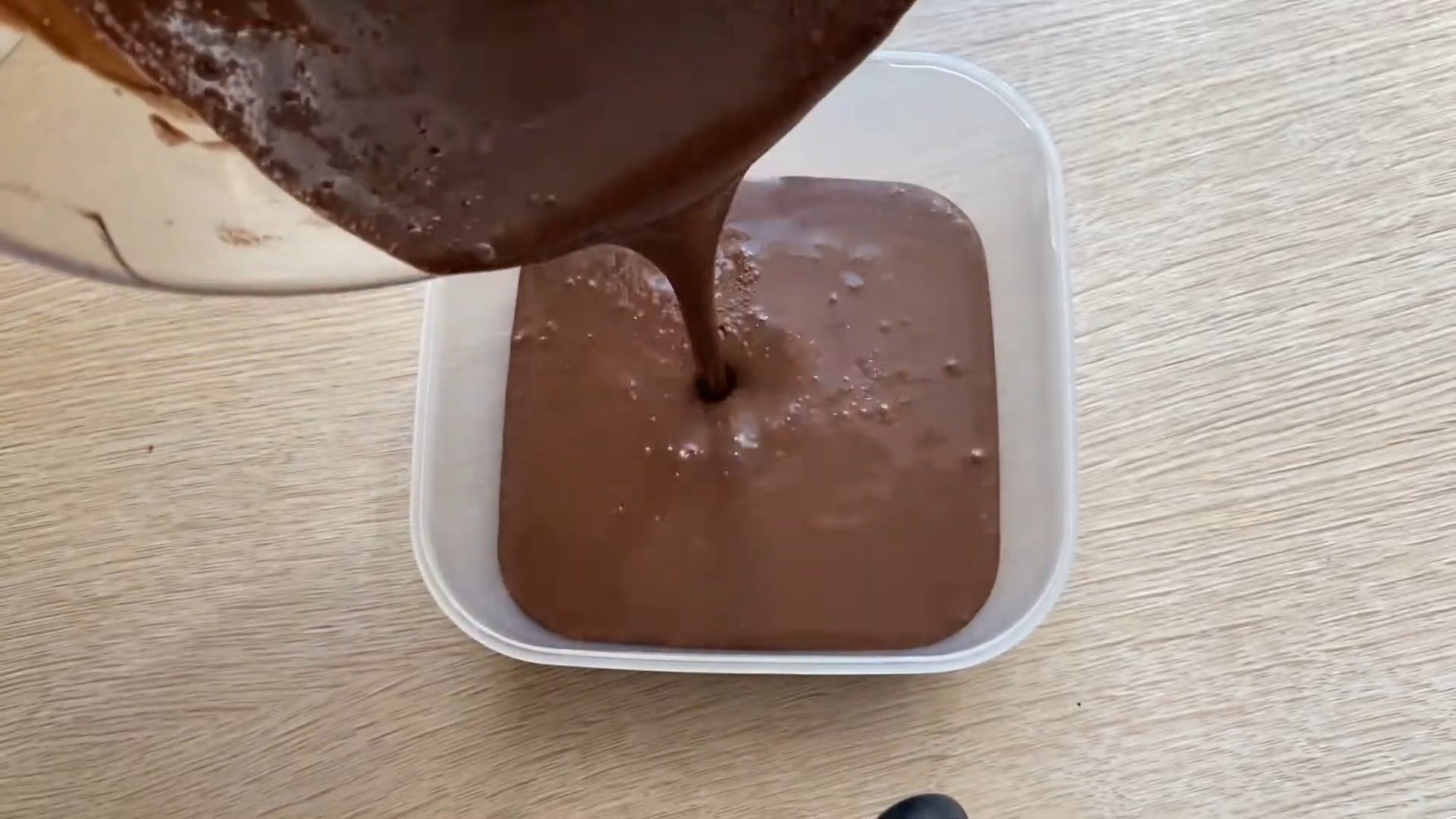 Рецепт - Шоколадный крем для кексов сверху - шаг 5-1