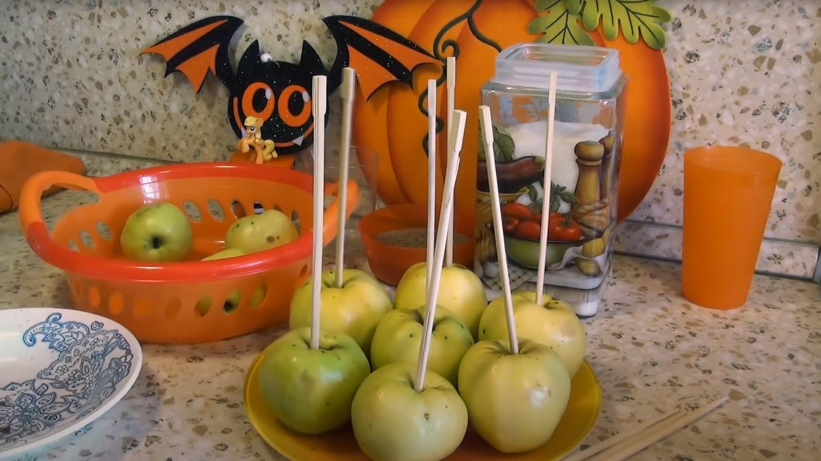 Рецепт - Яблоки в карамели на Хэллоуин  - шаг 3