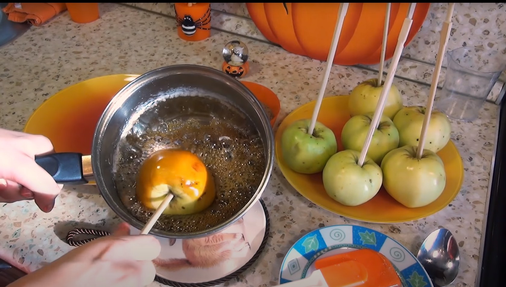 Рецепт - Яблоки в карамели на Хэллоуин  - шаг 6-2
