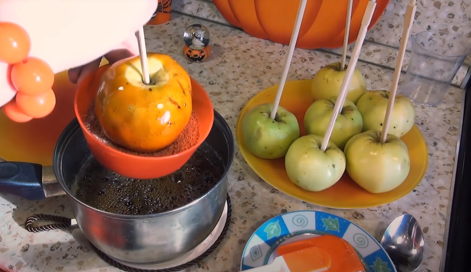 Рецепт - Яблоки в карамели на Хэллоуин  - шаг 6-3
