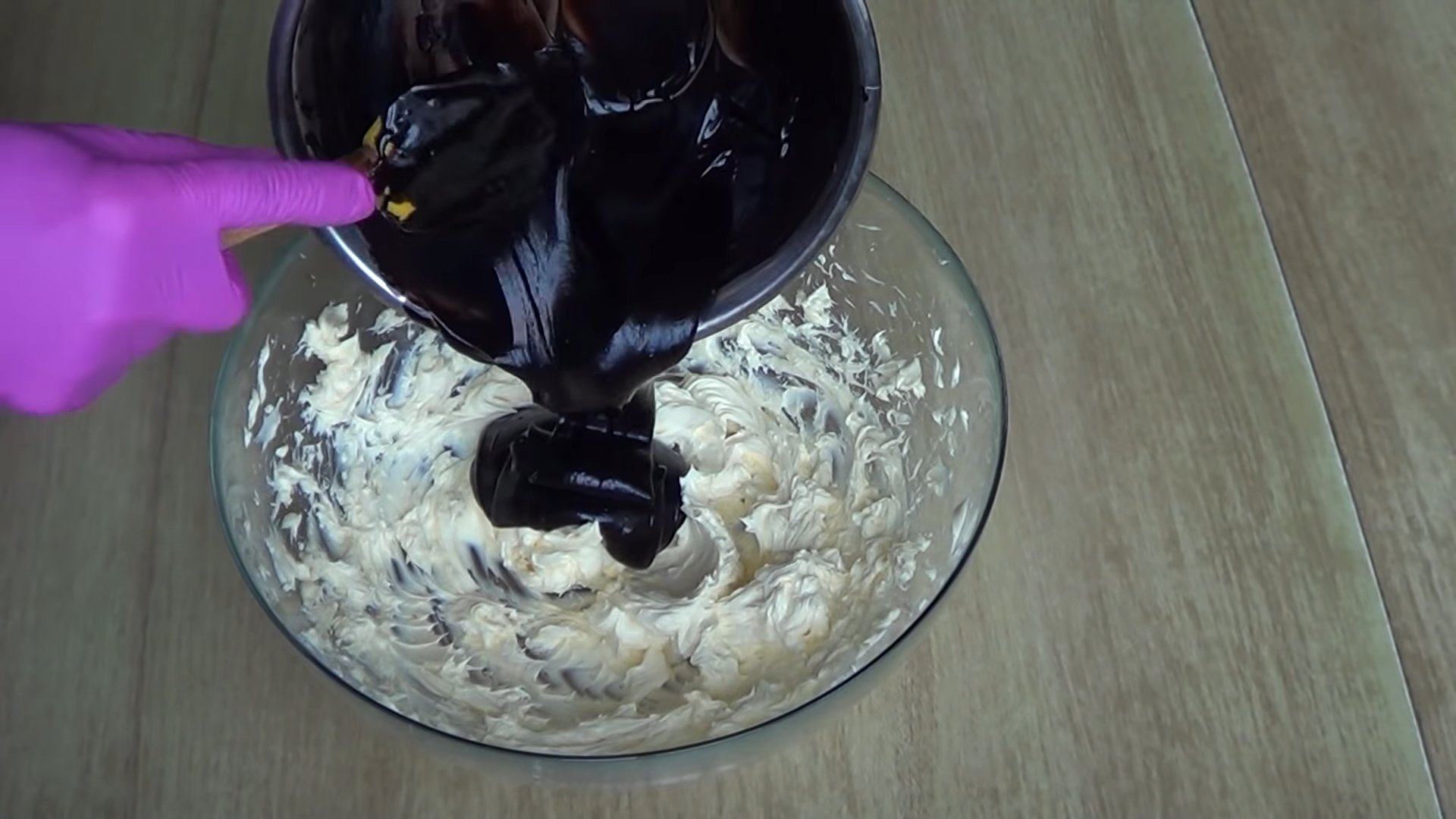 Рецепт - Шоколадный крем для украшения торта — шаг 8