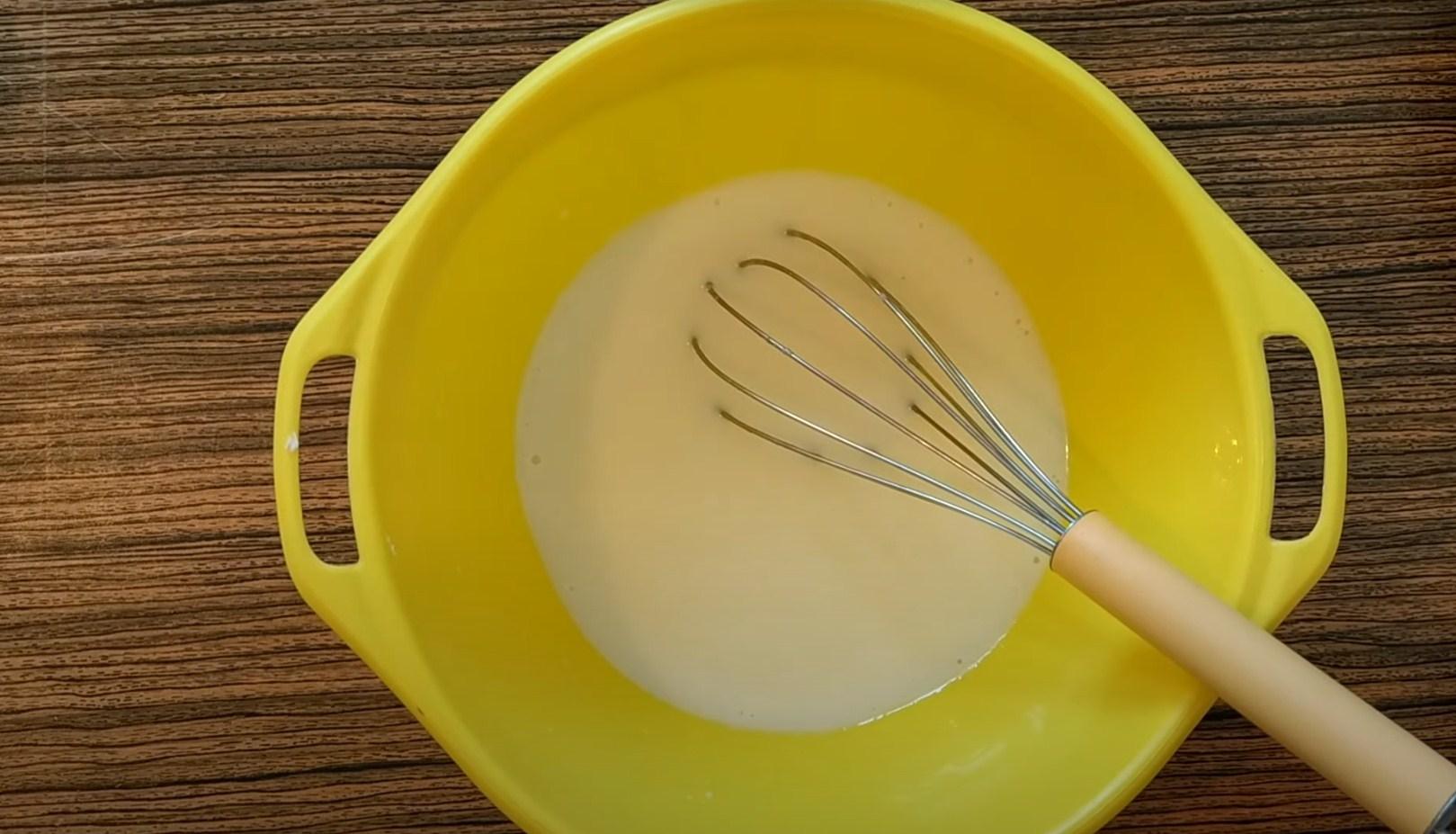 Как приготовить коржи для торта на кефире на сковороде - шаг 5