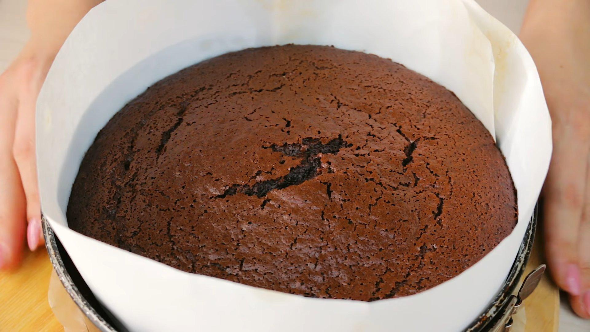Как приготовить шоколадный бисквит на кипятке - шаг 10-2