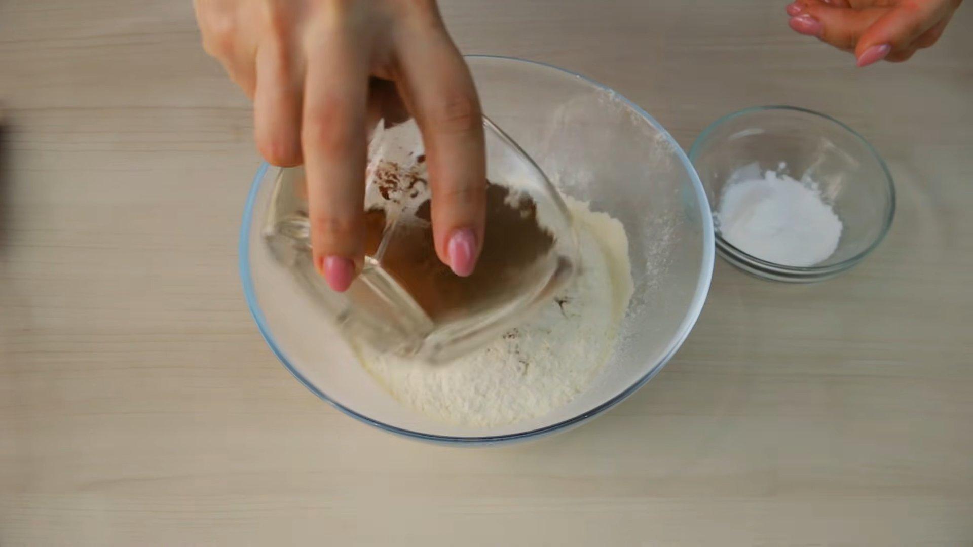 Как приготовить шоколадный бисквит на кипятке - шаг 2