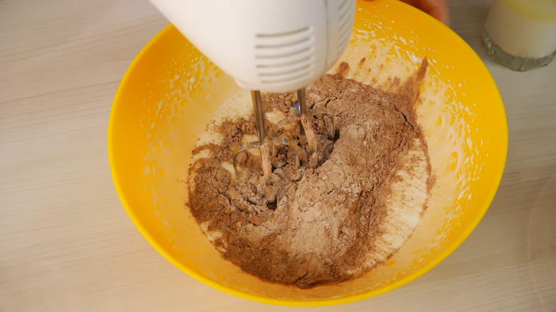 Как приготовить шоколадный бисквит на кипятке - шаг 5