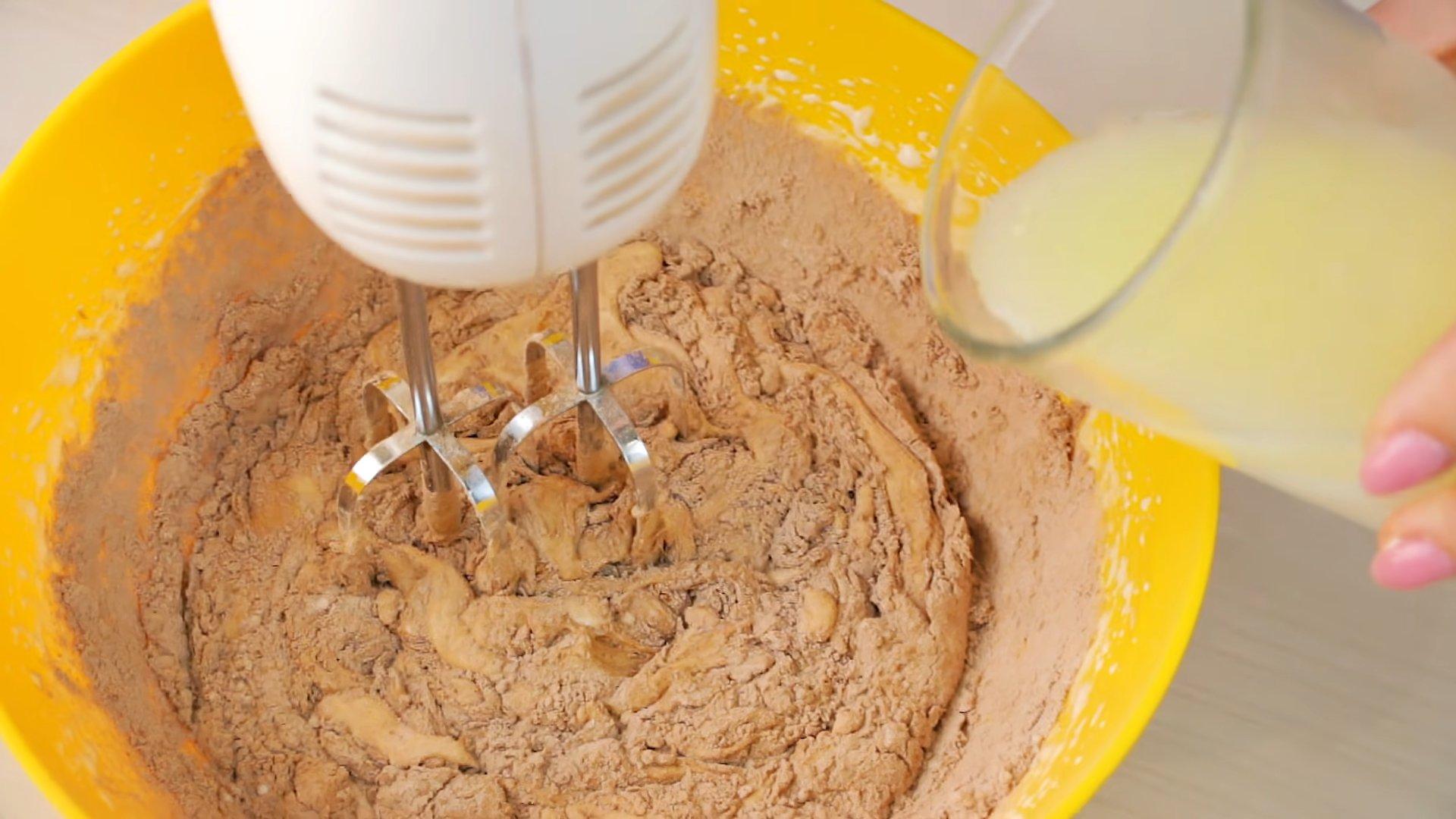 Как приготовить шоколадный бисквит на кипятке - шаг 6