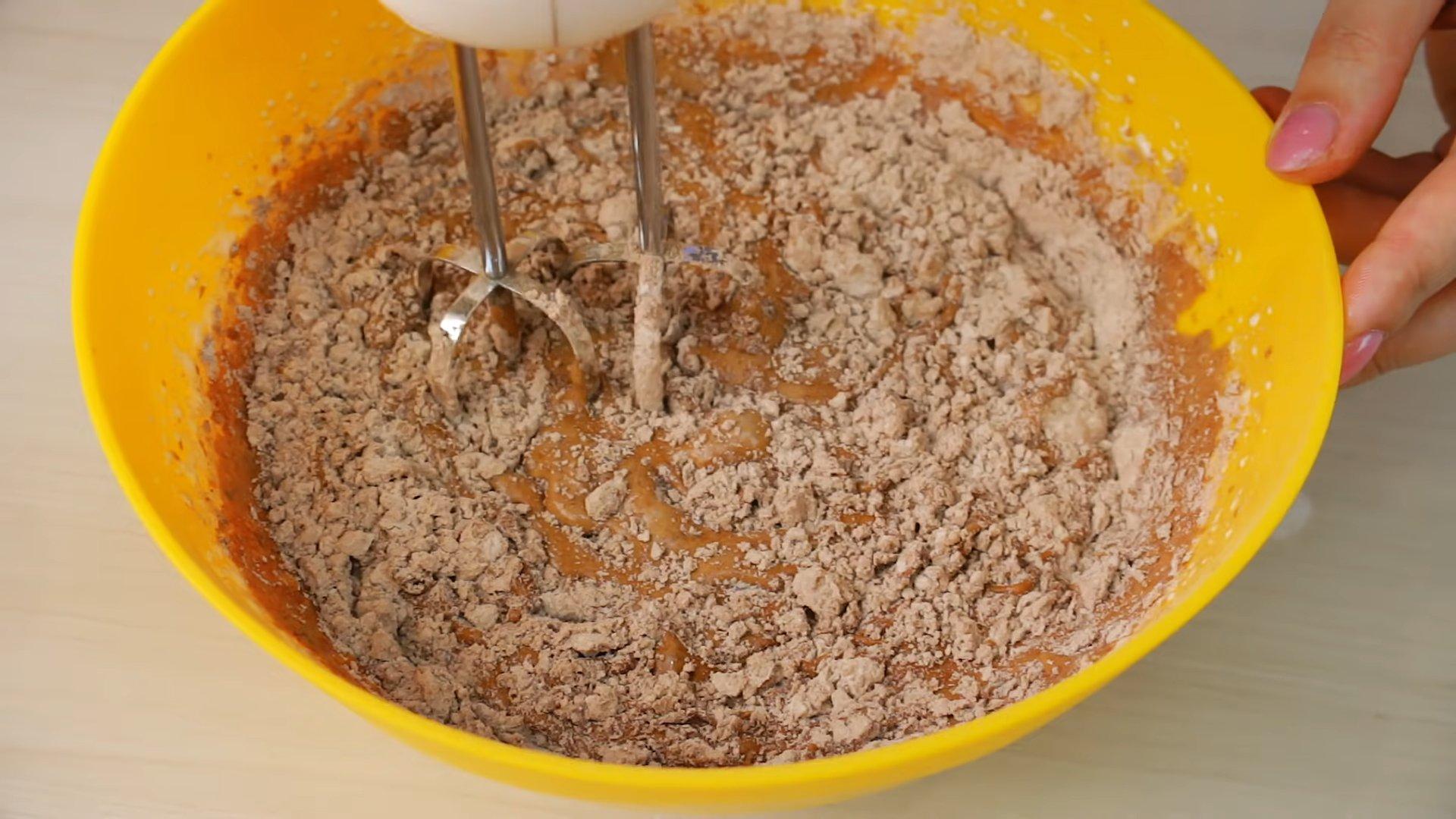 Как приготовить шоколадный бисквит на кипятке - шаг 7