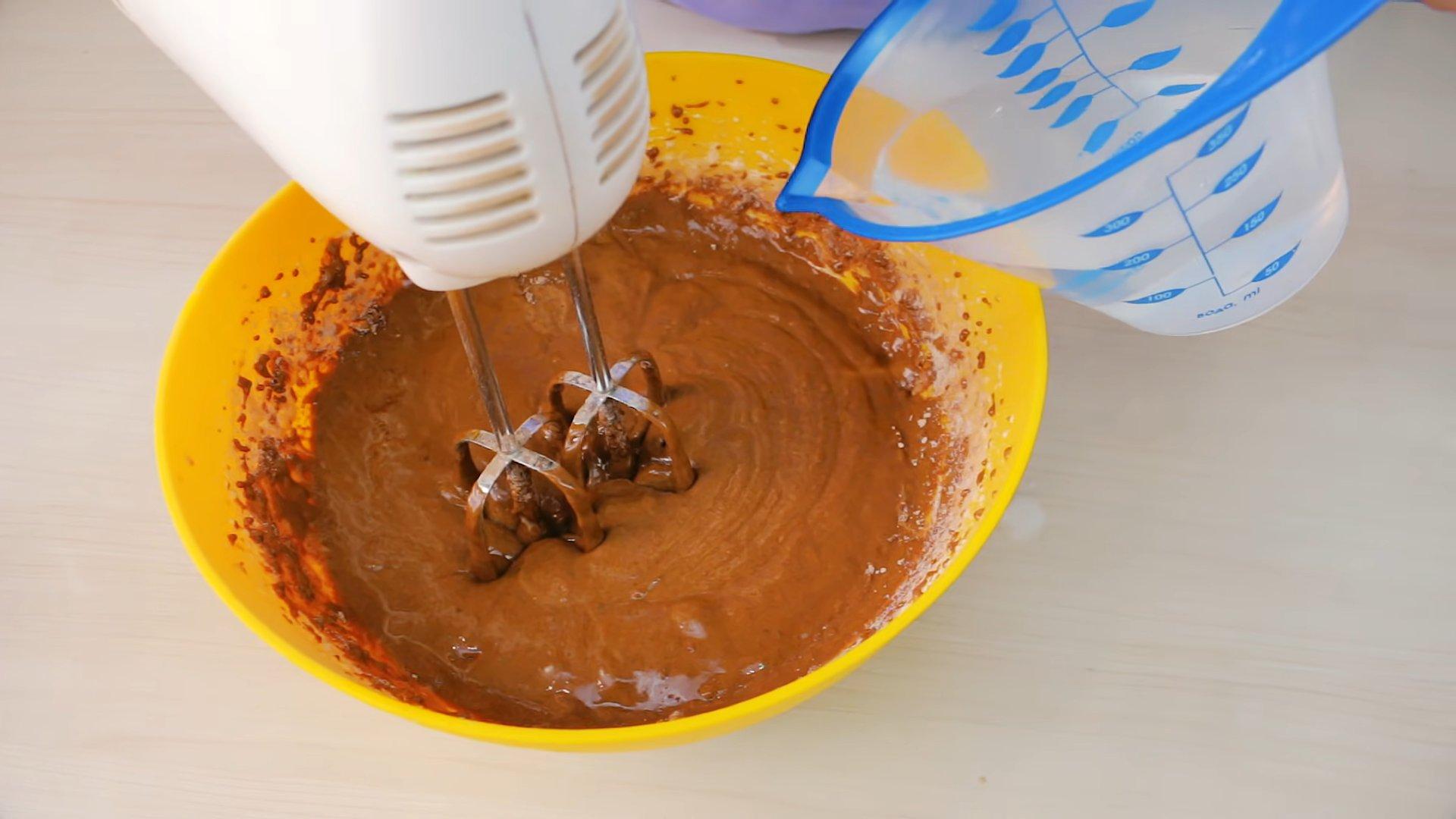 Как приготовить шоколадный бисквит на кипятке - шаг 8-1