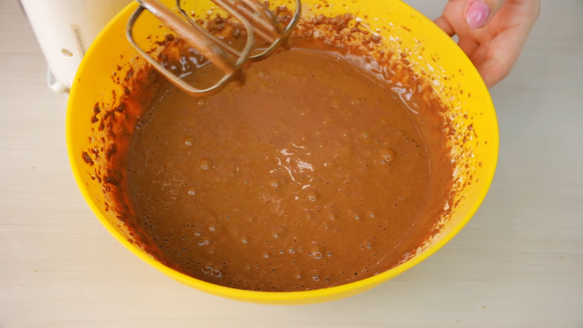 Как приготовить шоколадный бисквит на кипятке - шаг 8-2