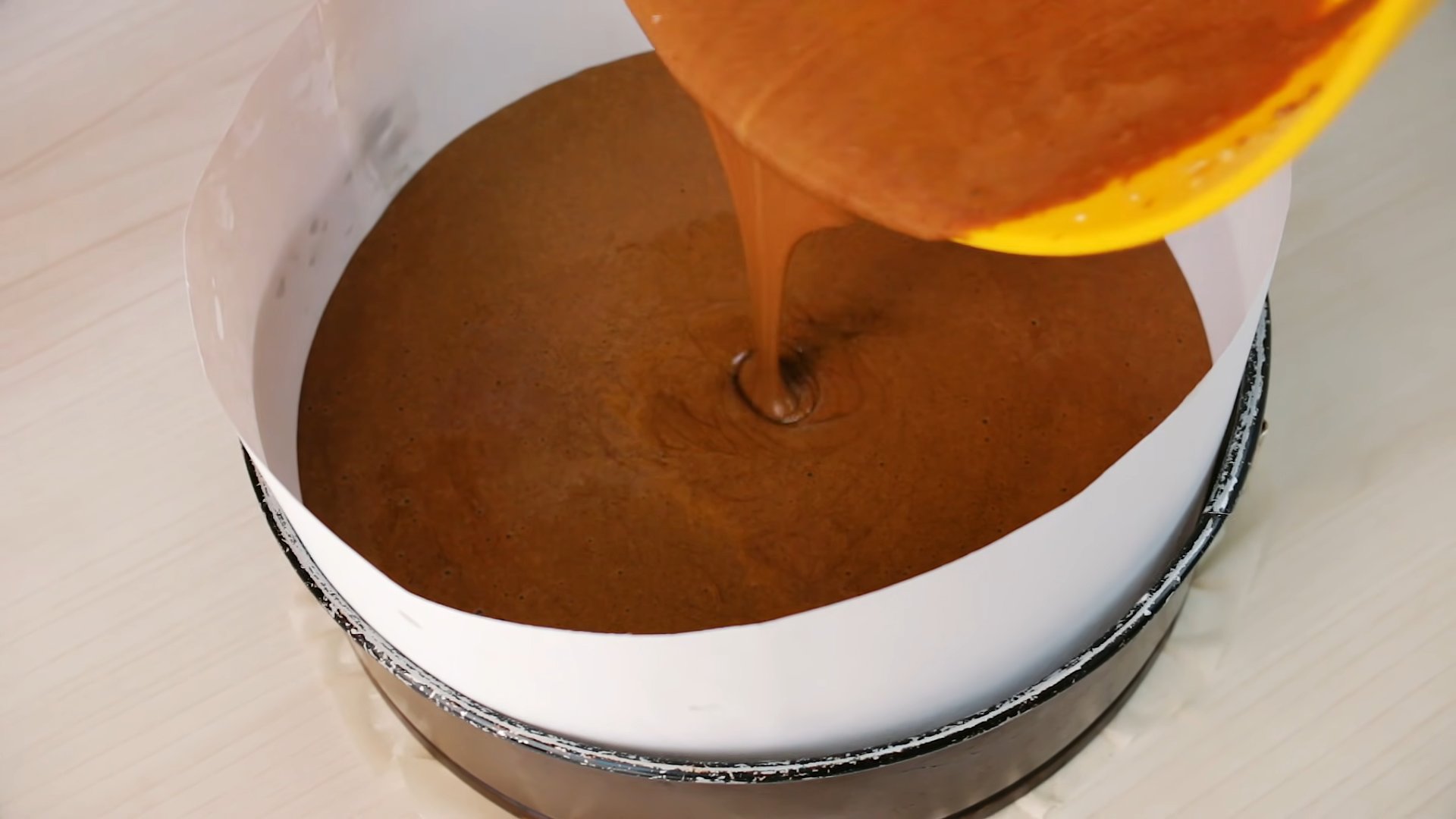 Как приготовить шоколадный бисквит на кипятке - шаг 9