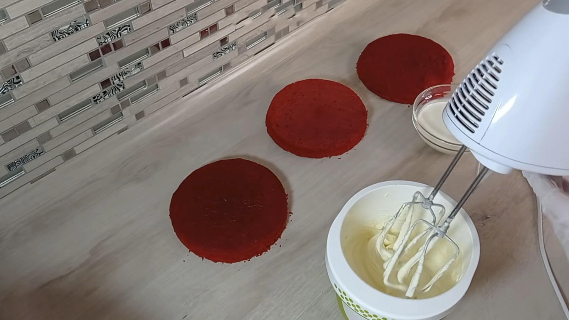 Рецепт - Крем-чиз на сливках для торта «Красный бархат» - шаг 3-2