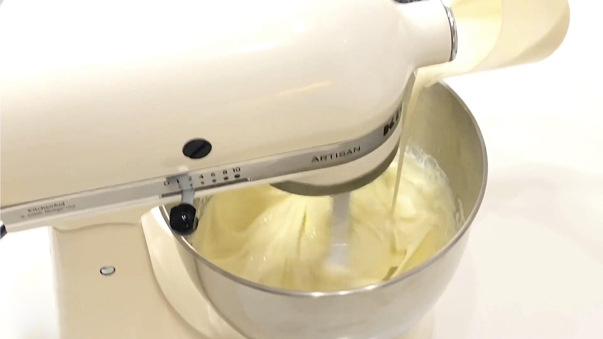 Рецепт - Крем из творожного сыра и сливок для украшения торта - шаг 4