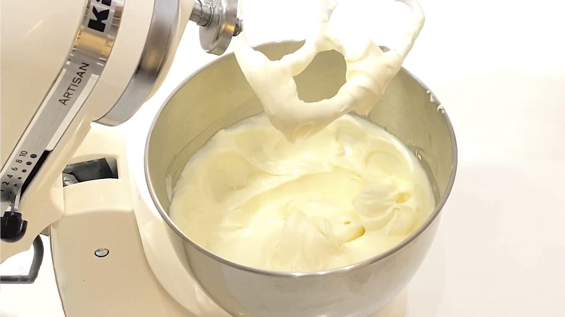 Рецепт - Крем из творожного сыра и сливок для украшения торта - шаг 5