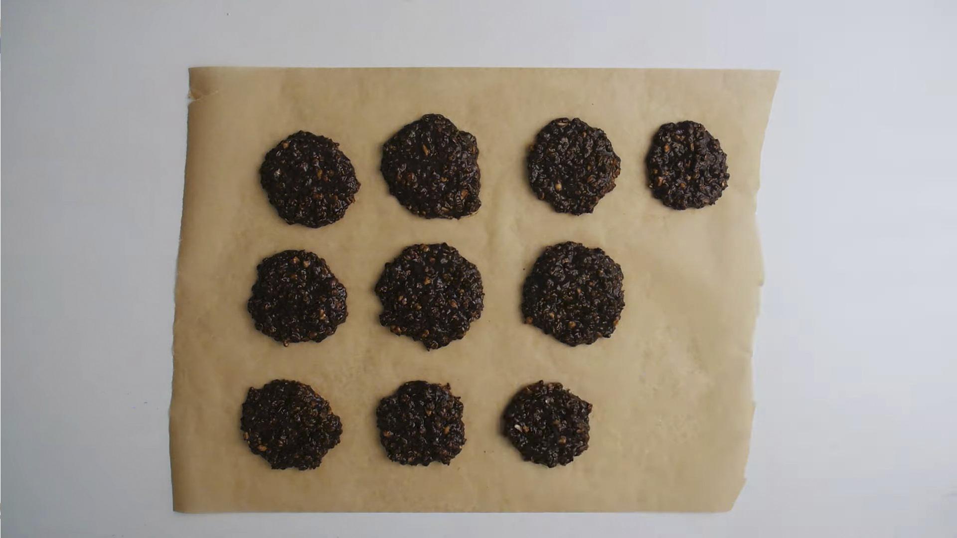 Рецепт - Овсяное печенье с какао без выпечки на скорую руку - шаг 8