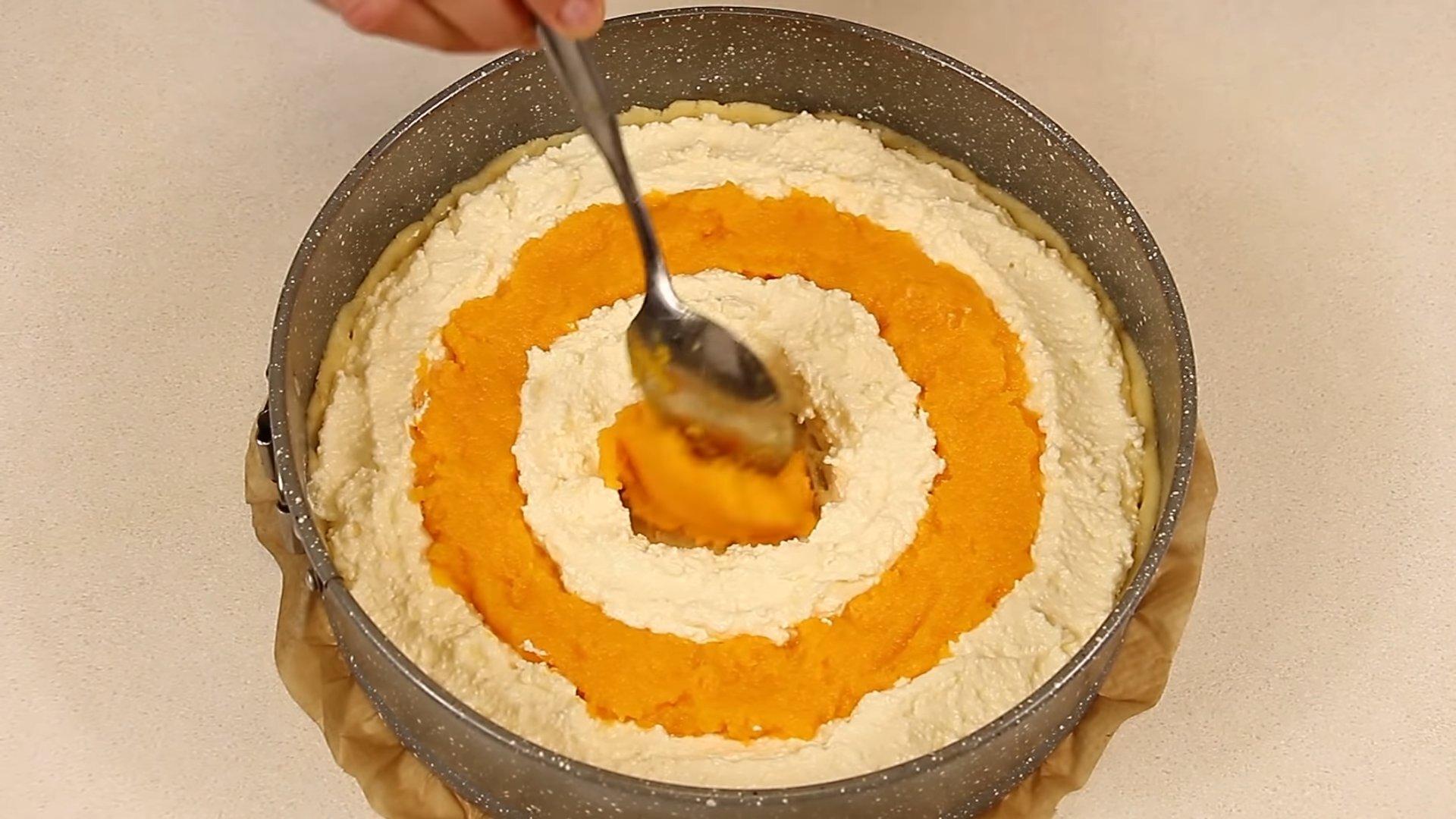 Рецепт - Тыквенный пирог с творогом и яблоками - шаг 11