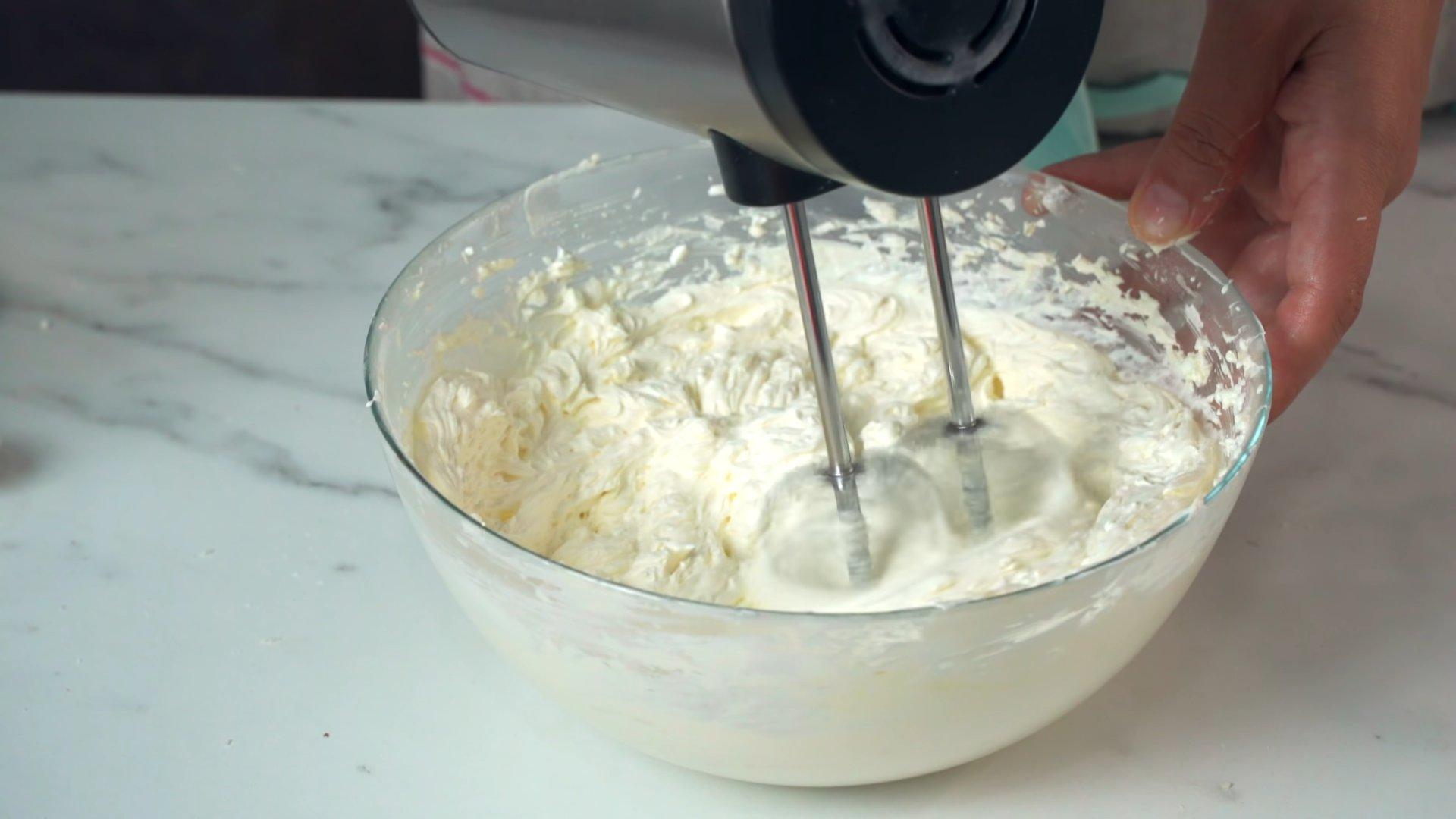 Рецепт - Универсальный крем для торта из творожного сыра - шаг 6-1