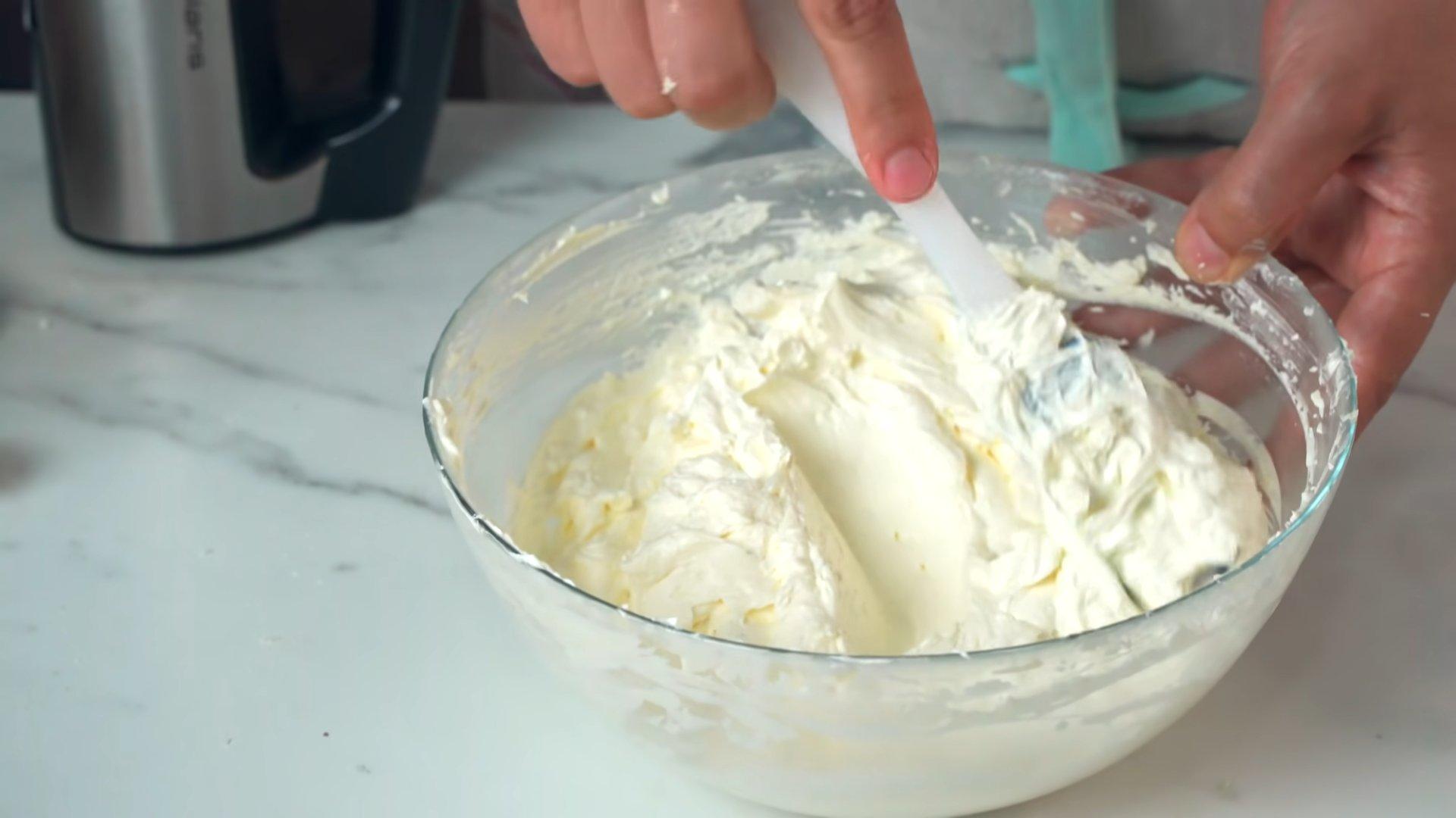 Рецепт - Универсальный крем для торта из творожного сыра - шаг 6-2
