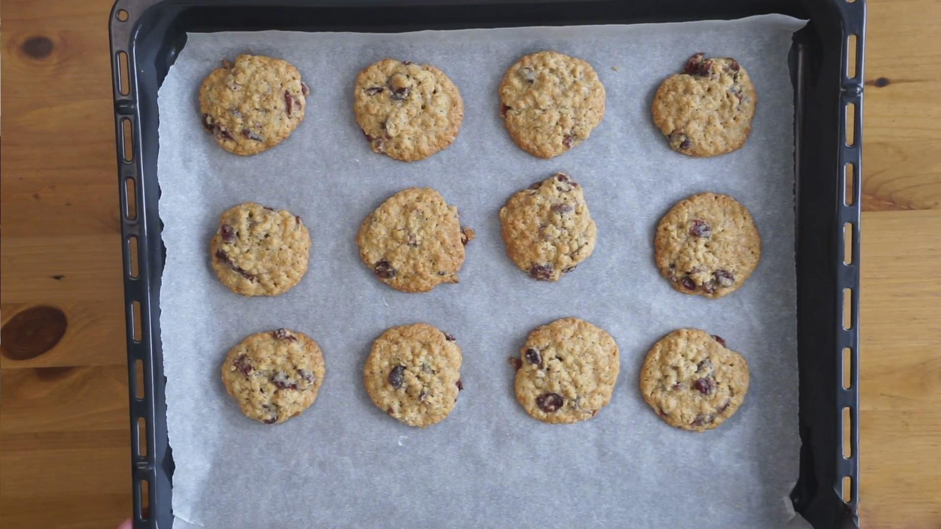 Рецепт - Овсяное печенье с шоколадом и клюквой - шаг 10