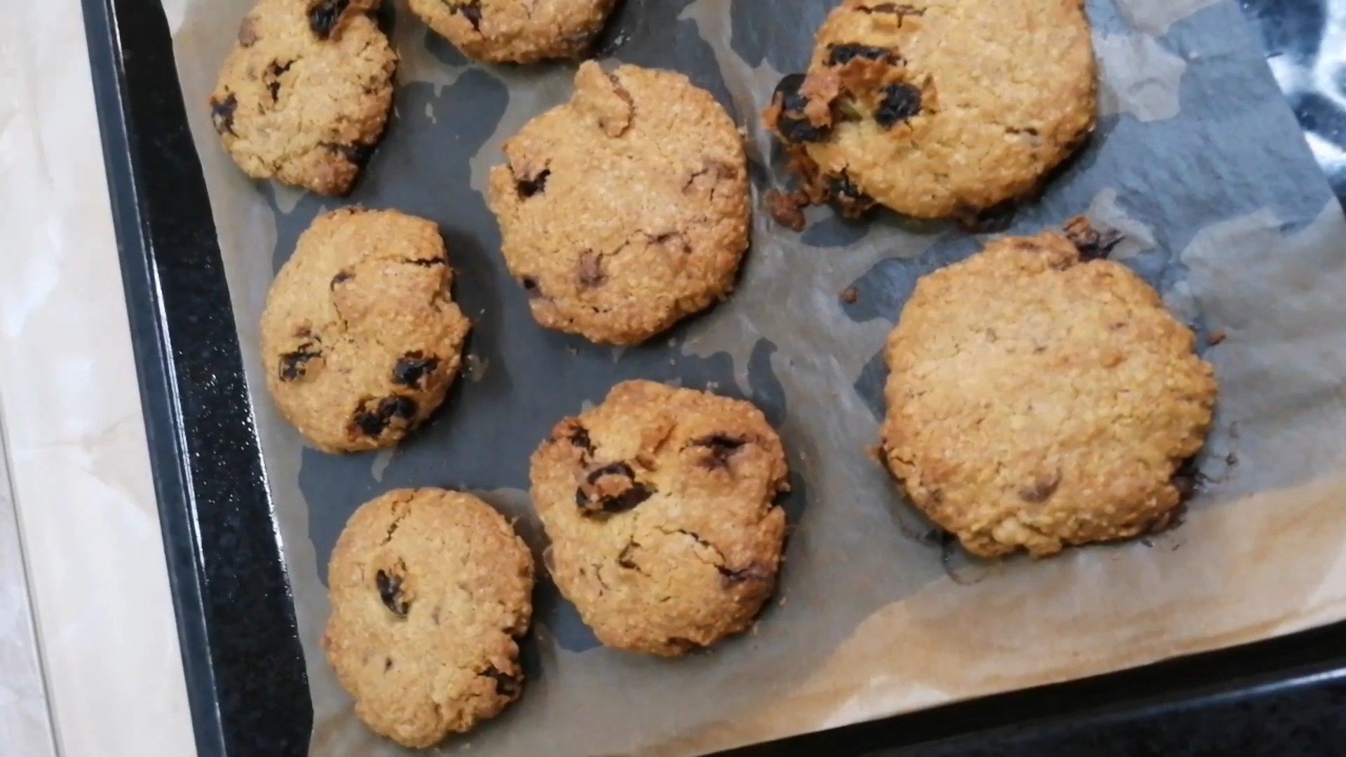 Рецепт - Овсяное печенье с шоколадом и изюмом - шаг 8