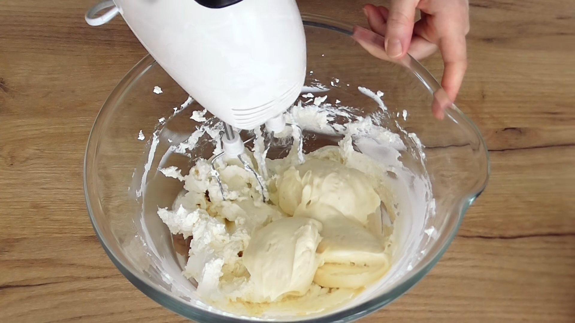 Рецепт - Густой крем с маскарпоне для выравнивания торта - шаг 9-1