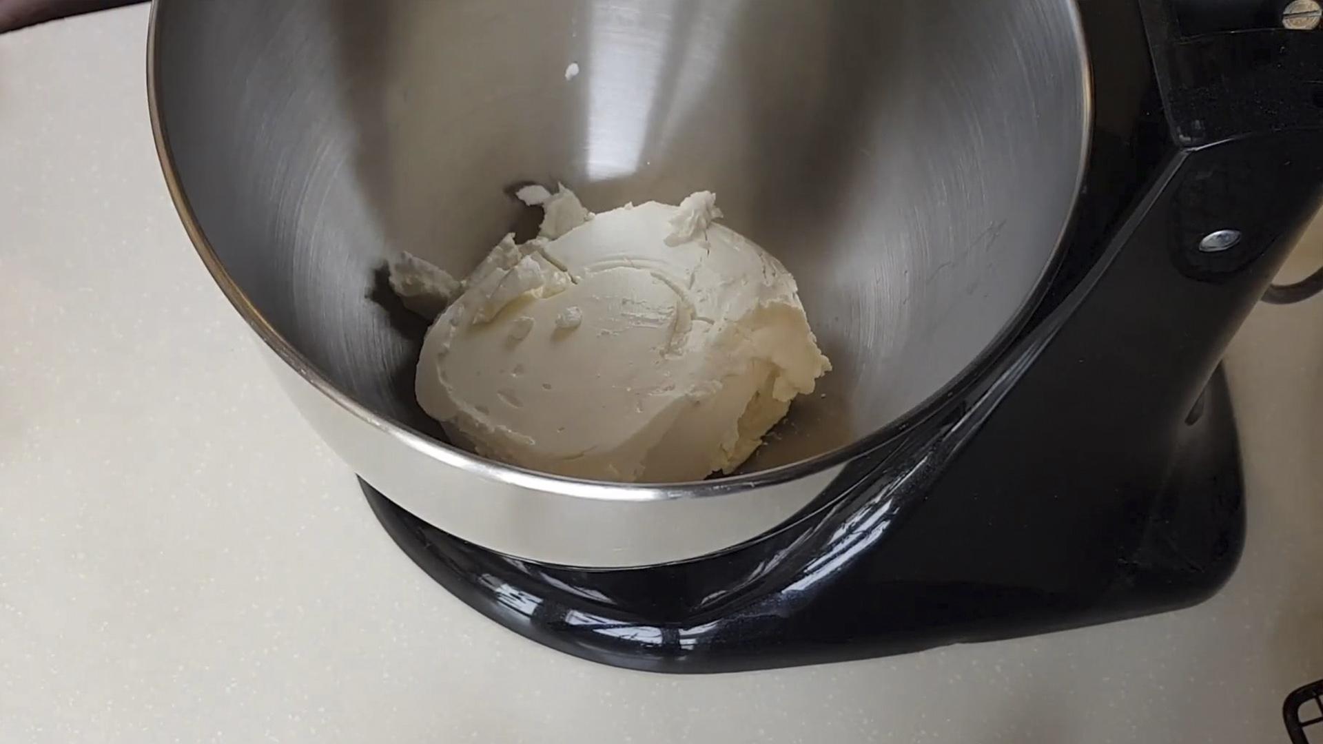 Рецепт - Крем для торта из творожного сыра и сгущенки - шаг 2