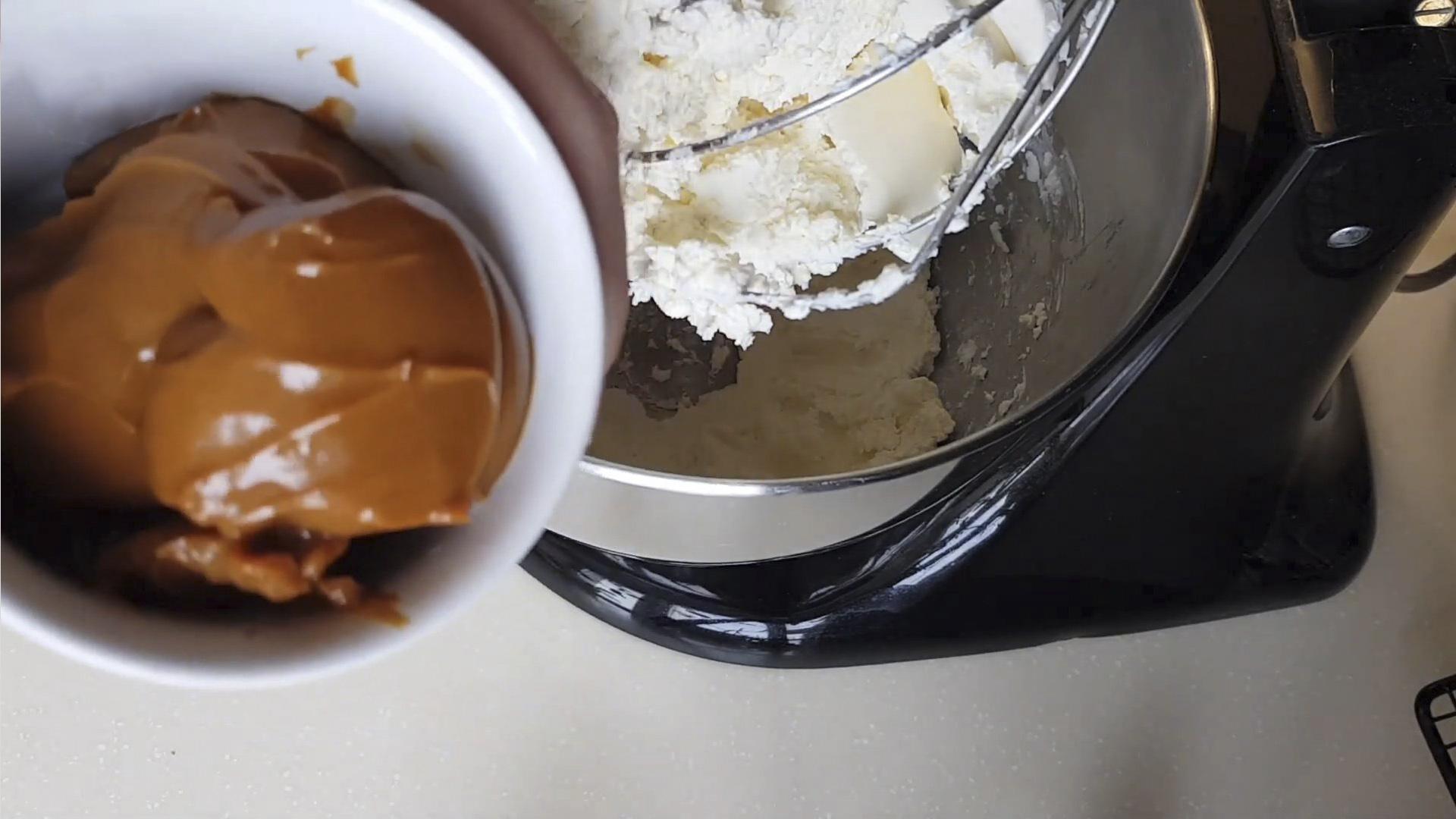 Рецепт - Крем для торта из творожного сыра и сгущенки - шаг 4-1