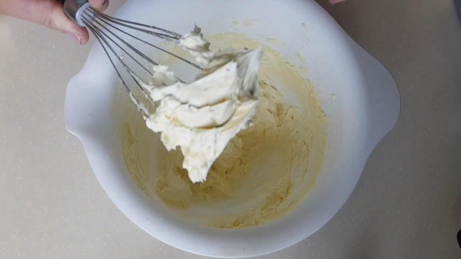 Рецепт - Крем для торта из творожного сыра и сгущенки - шаг 6